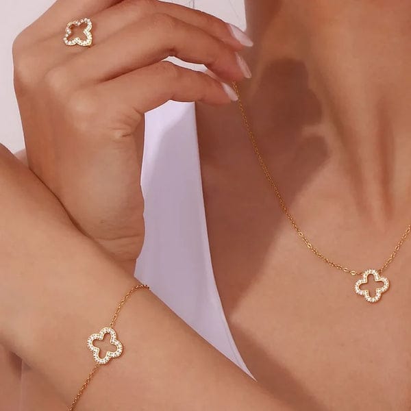 Hollow Clover Luxury Set .