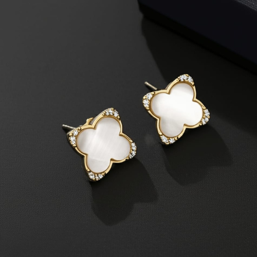 Luna Clover Studs (earing).