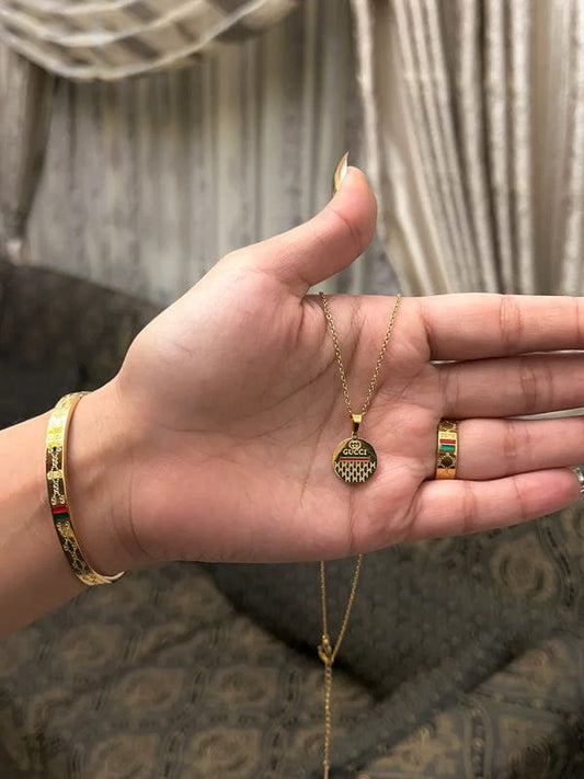 Gucci Set.